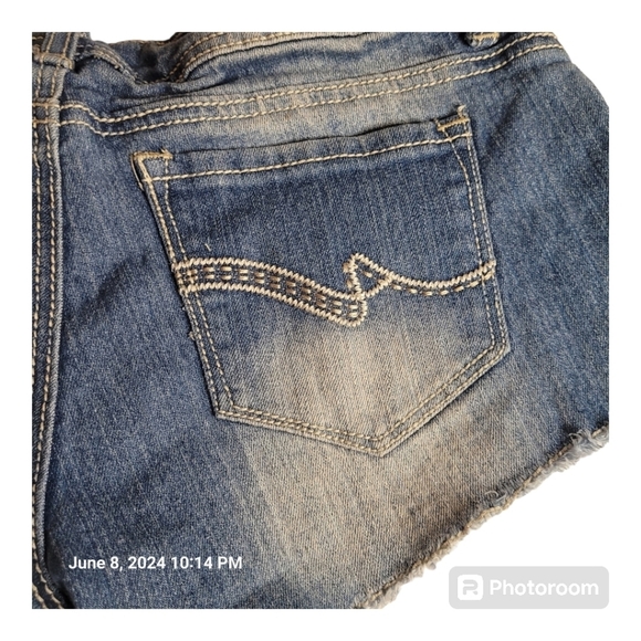 ALMOST FAMOUS, blue sandblasted, embroidered, low-rise, denim shorts. Sz. 11 - Picture 4 of 8